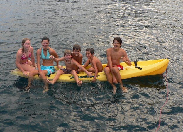 89- Les enfants jouent dans la baie 